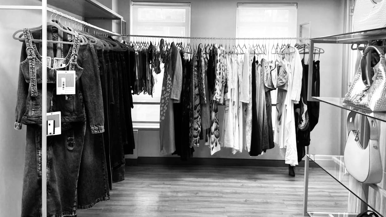 Showroom da Priscila Monteiro Agency, cabideiros com peças das marcas parceiras